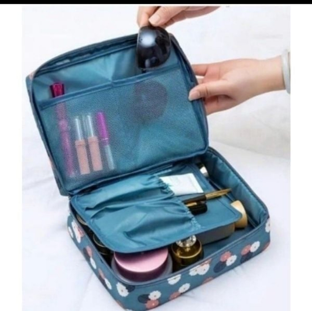 PORTABLE TOLIETRY BAG